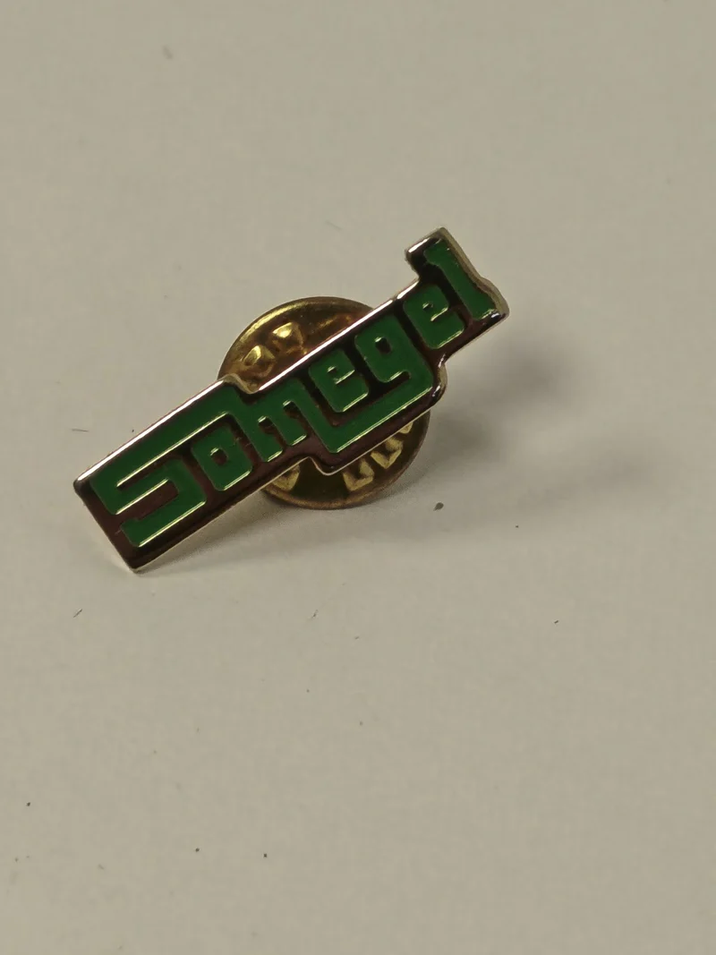Pin's rétro vintage ancien collection badge broche publicitaire objet original d