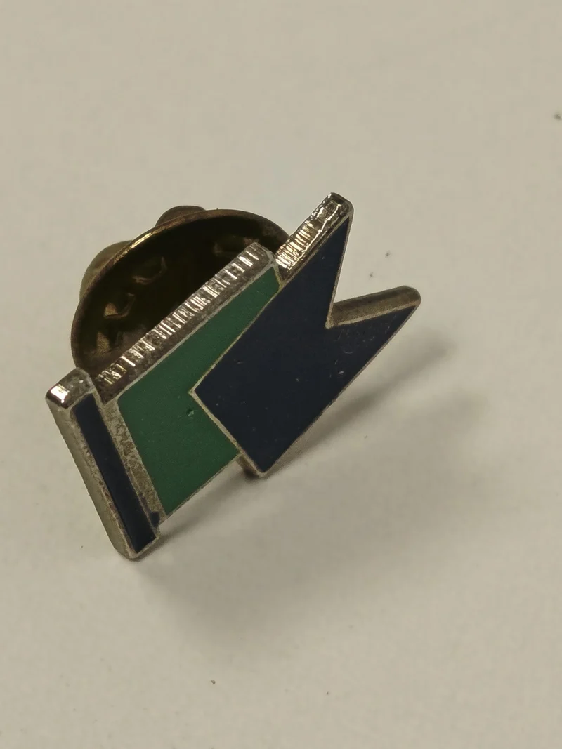 Pin's vintage ancien rétro collection badge broche objet publicitaire années 80