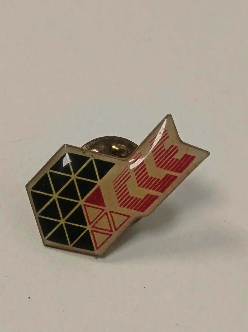 Pin's ancien vintage rétro, badge collection, objet publicitaire années passées