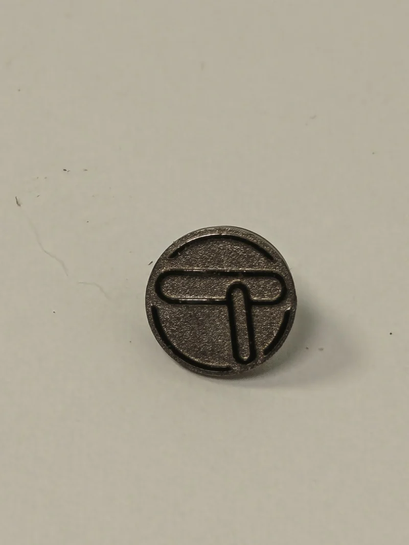 Pin's ancien vintage rétro pour collectionneur, objet publicitaire original d'ép