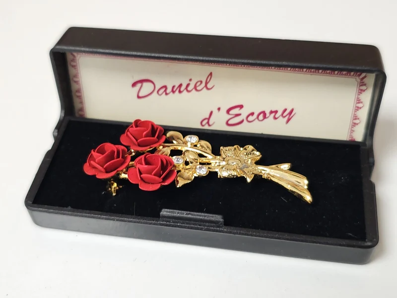 Broche ancienne Daniel D'Ecory dorée, roses rouges, épingle fleur rétro vintage