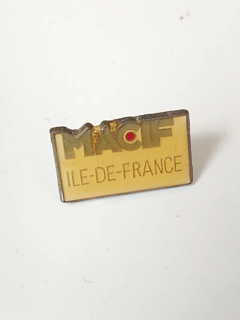 Pin's rétro ancien MACIF, badge publicitaire vintage collection assurance France
