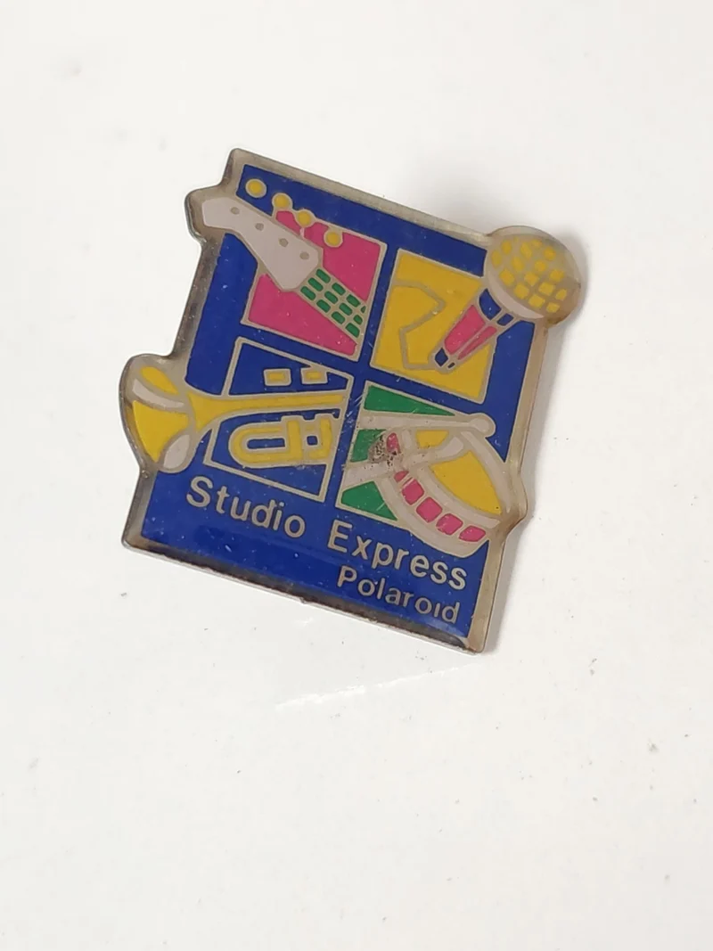 Pin's rétro Polaroid studio ancien, badge vintage collection photo objet publici