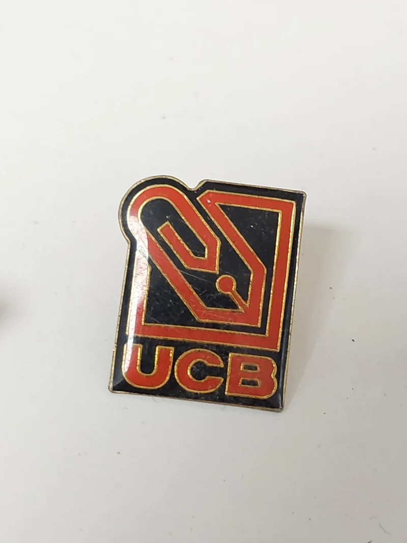 Pin's ancien UCB rétro, badge vintage collection, accessoire publicitaire rare