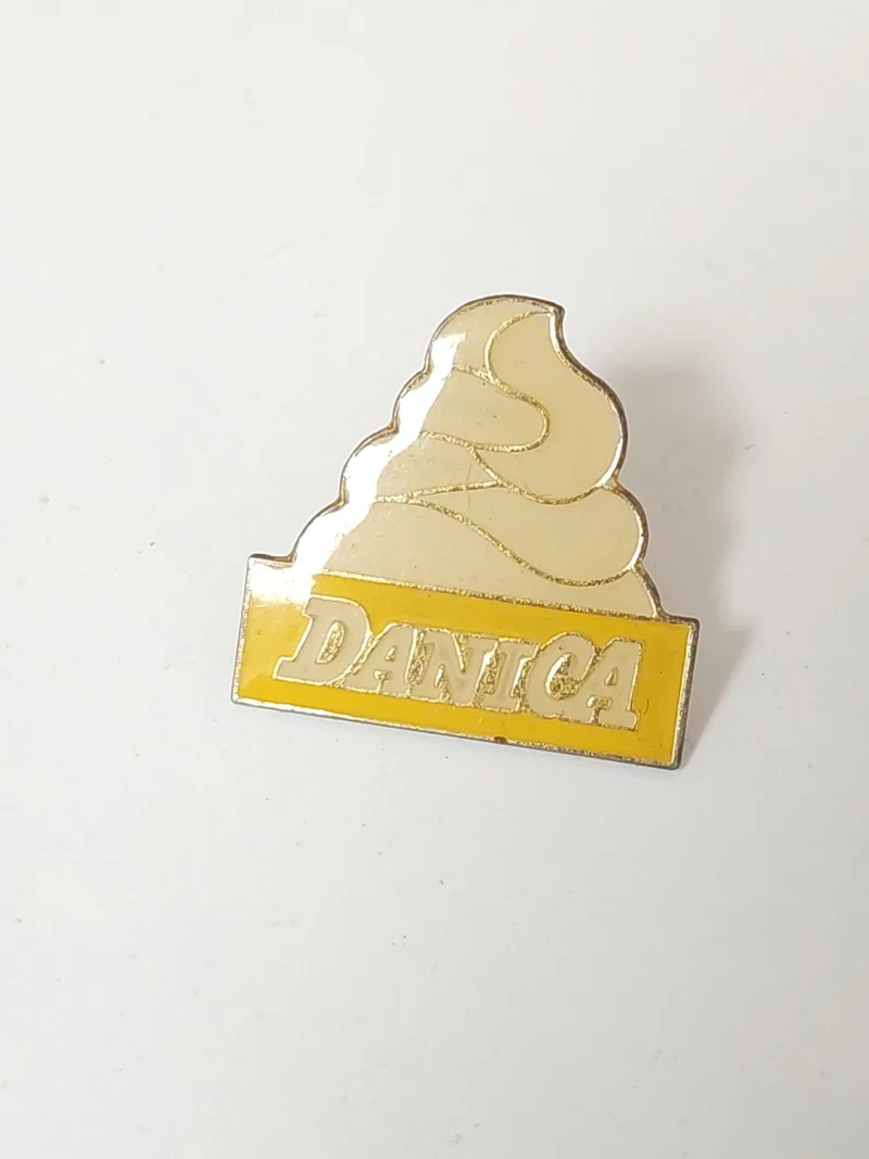 Pin's rétro Danica ancien, badge vintage collection, objet publicitaire années 8