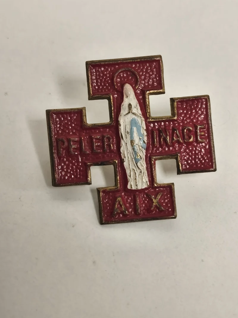 Broche ancienne vintage pèlerinage Aix-en-Provence, souvenir religieux rétro