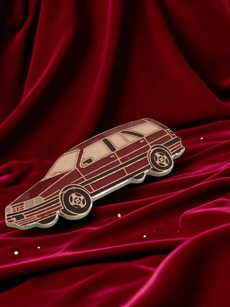 Pin's publicitaire vintage voiture break édition limitée, couleur bordeaux