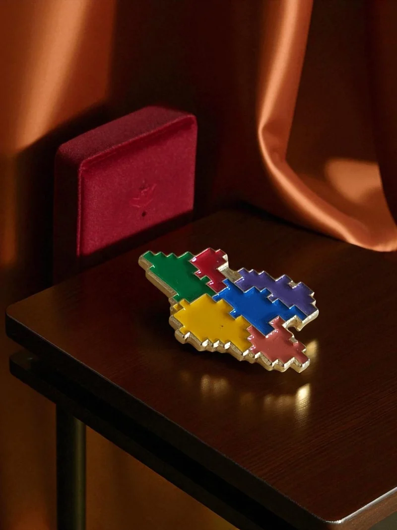 Pin's publicitaire vintage édition limitée, motif puzzle multicolore