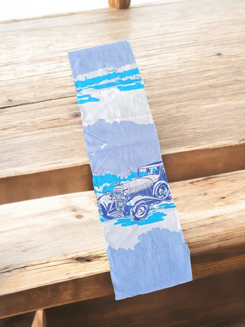 Tissu ancien vintage années 60 bleu motif voiture rétro, décoration couture