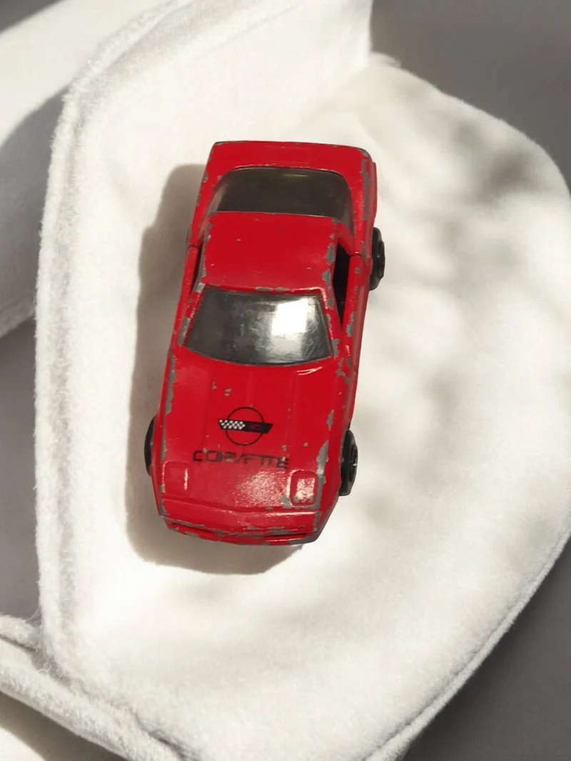 Voiture miniature vintage Corvette rouge, ancienne auto rétro déco
