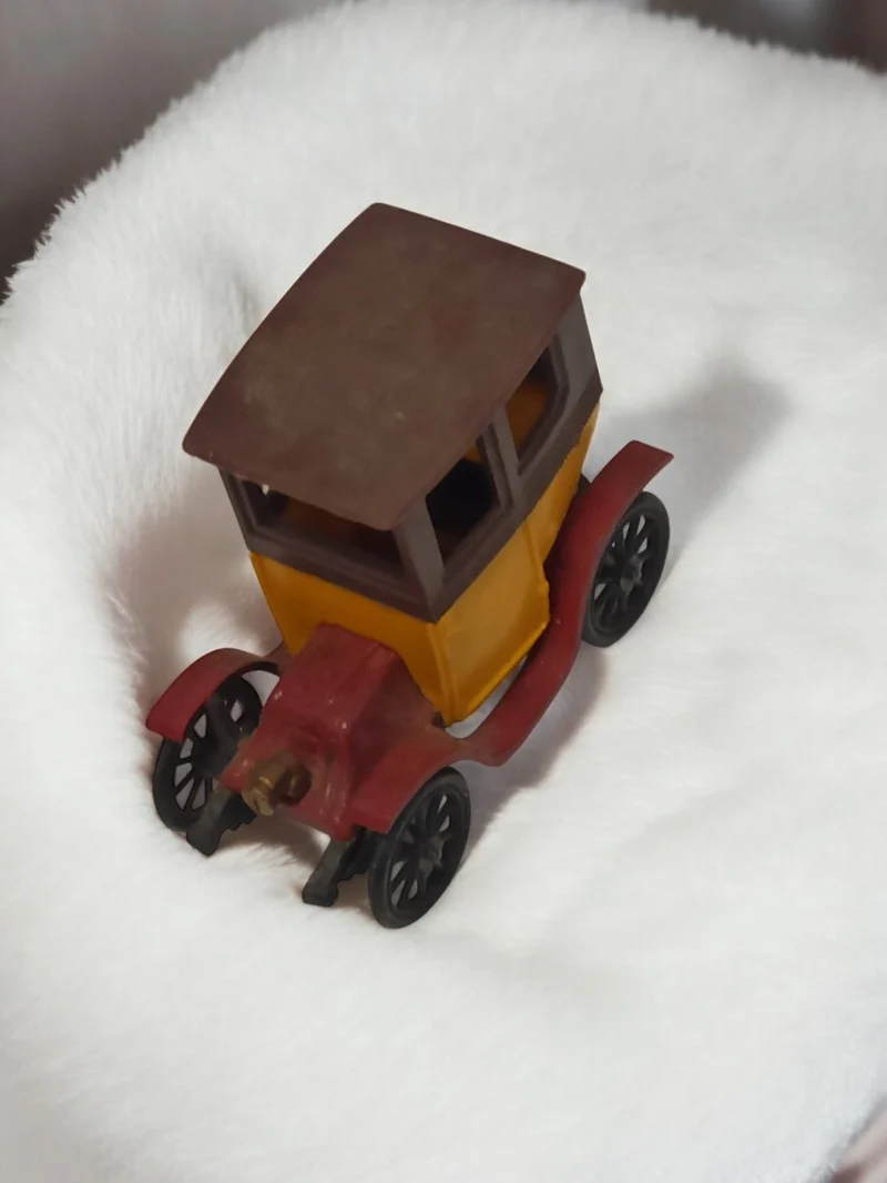 Véhicule miniature ancien vintage, voiture rétro collection jaune et rouge