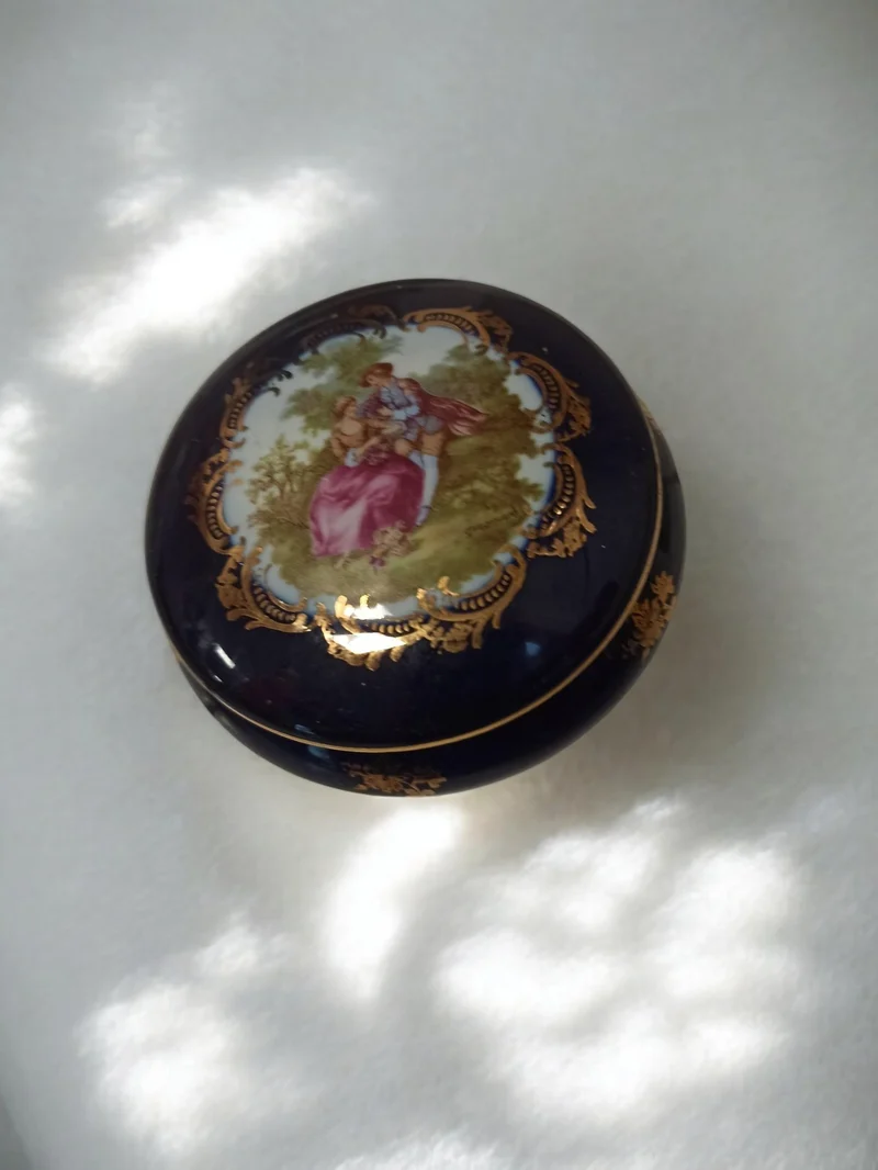 Petite boîte à pilules ancienne vintage ronde décor romantique doré collection