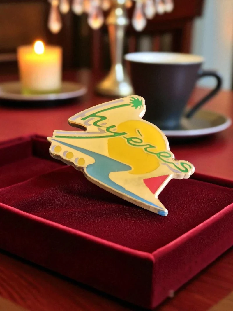 Pin's vintage Hyères édition limitée, badge publicitaire, décor coloré rétro