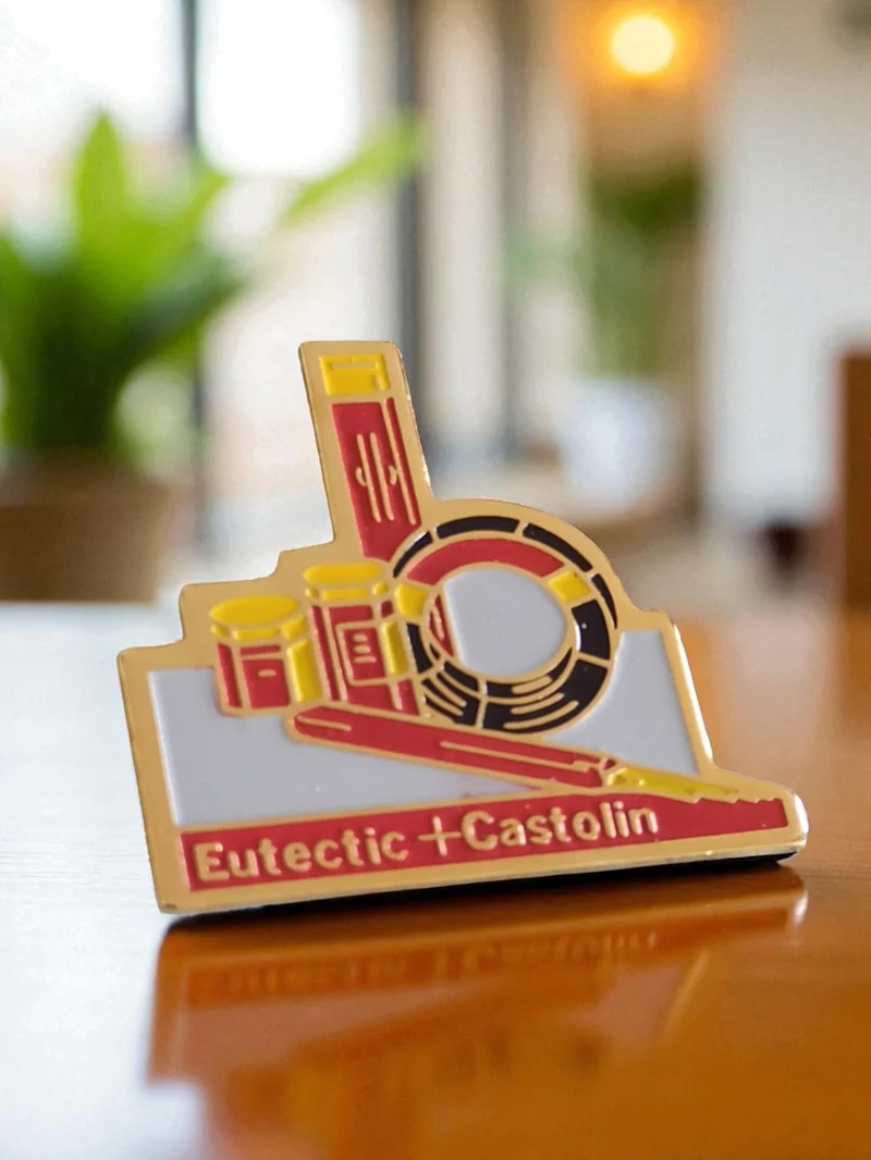 Pin's publicitaire Eutectic Castolin vintage édition limitée, émaillé doré
