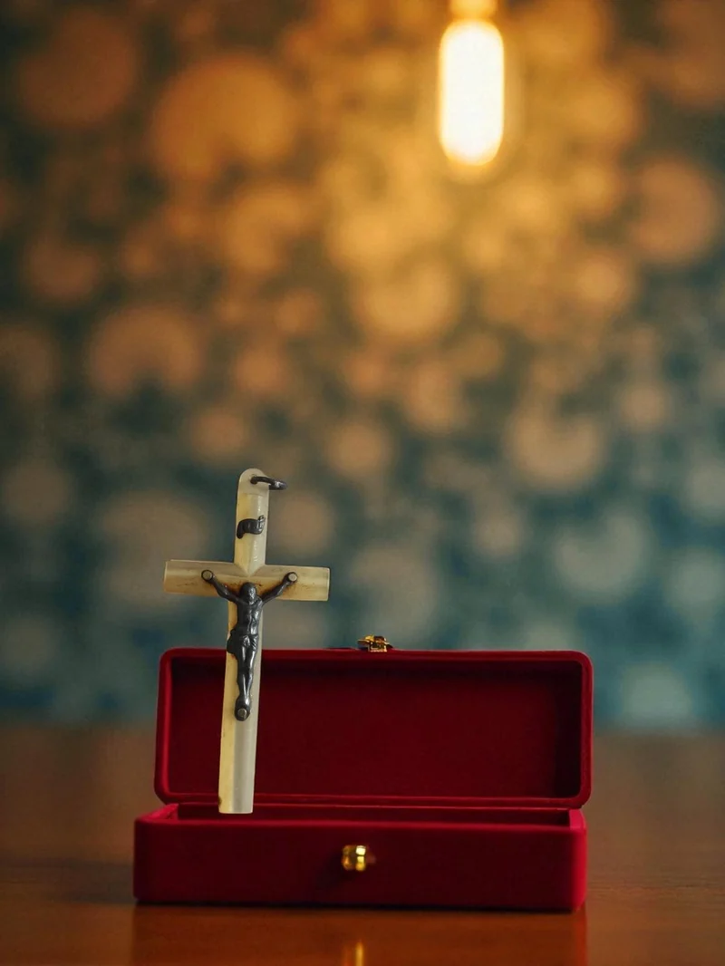 Ancien pendentif croix catholique vintage en nacre, crucifix rétro avec étui