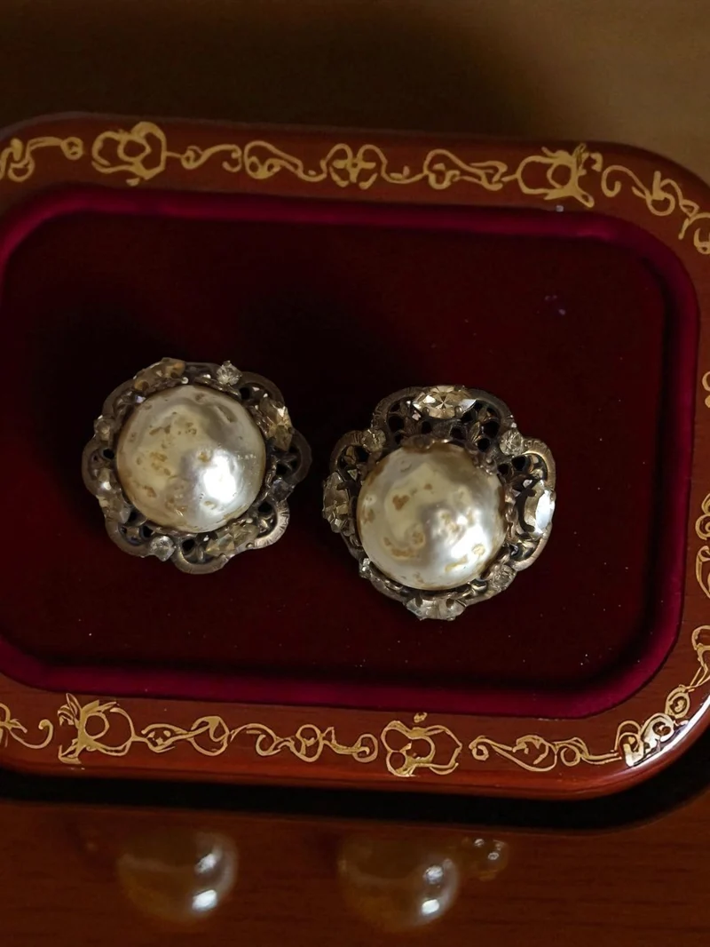 Paire de boucles d?oreilles ancienne vintage rétro milieu XXe pour collectionneu
