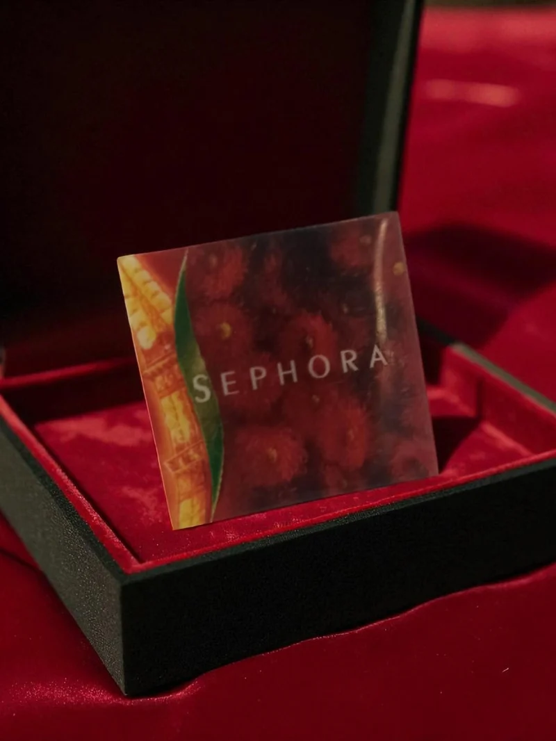 Pin's publicitaire Sephora vintage carré décor floral rétro rare