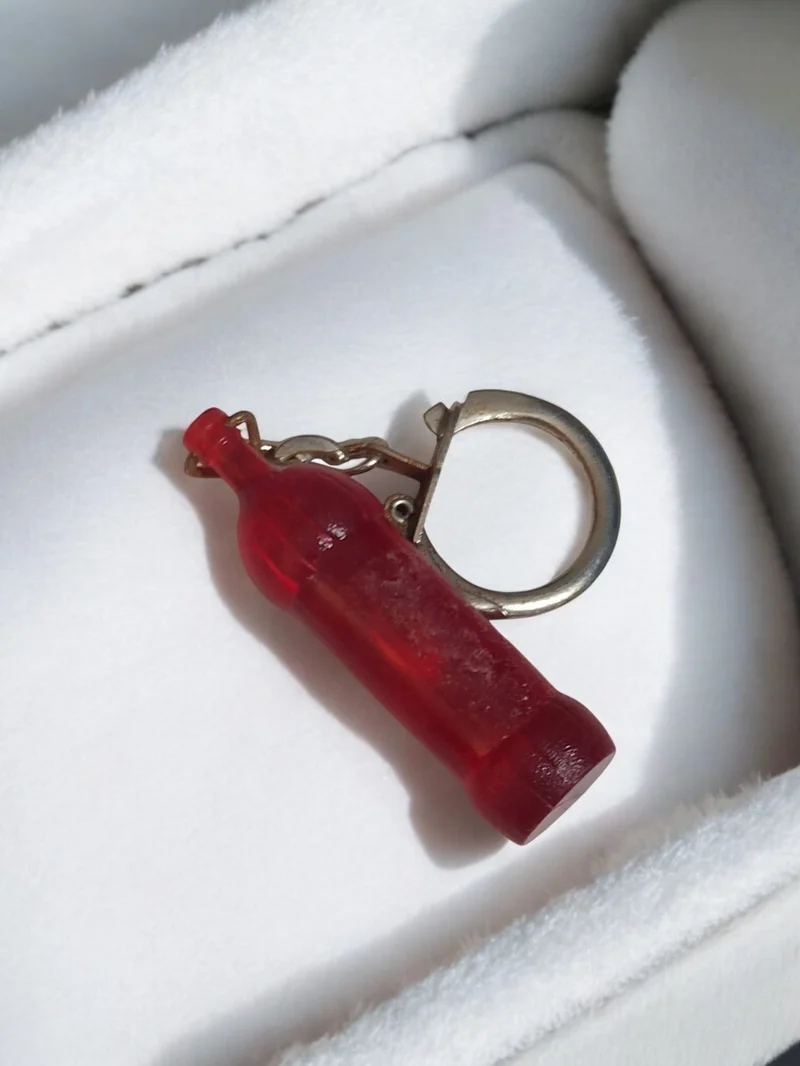 Porte-clés bouteille rouge vintage rétro ancien publicitaire accessoire