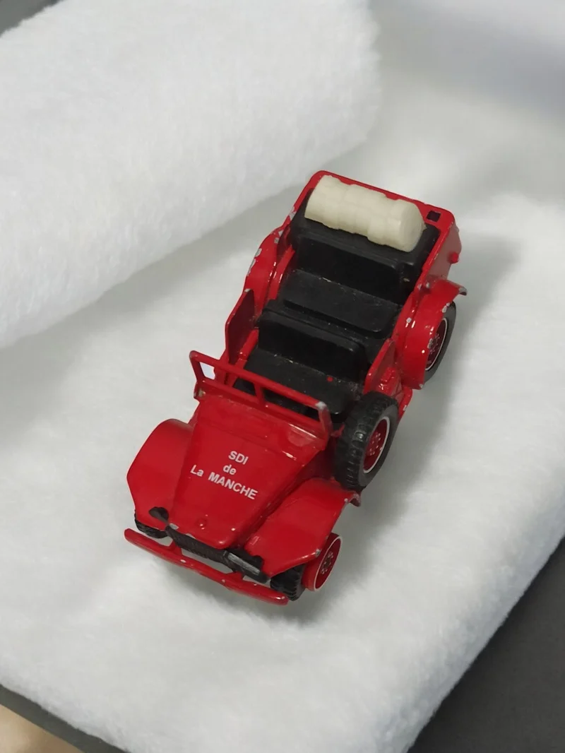 Véhicule miniature ancien vintage pour collection ou décoration rétro auto