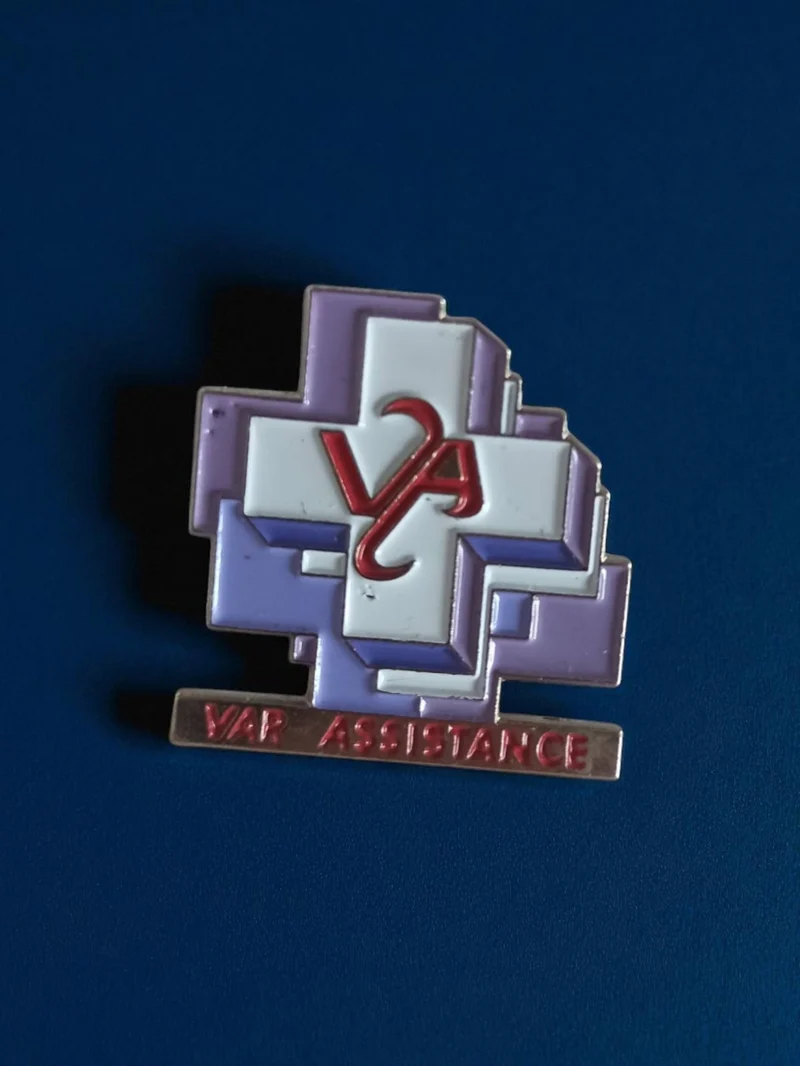 Pin's ancien VAR ASSISTANCE croix émaillée rétro années 80 90 publicité