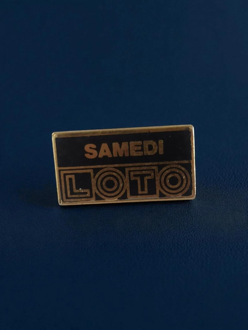 Pin's publicitaire Loto Samedi rétro noir doré années 90 vintage jeu hasard