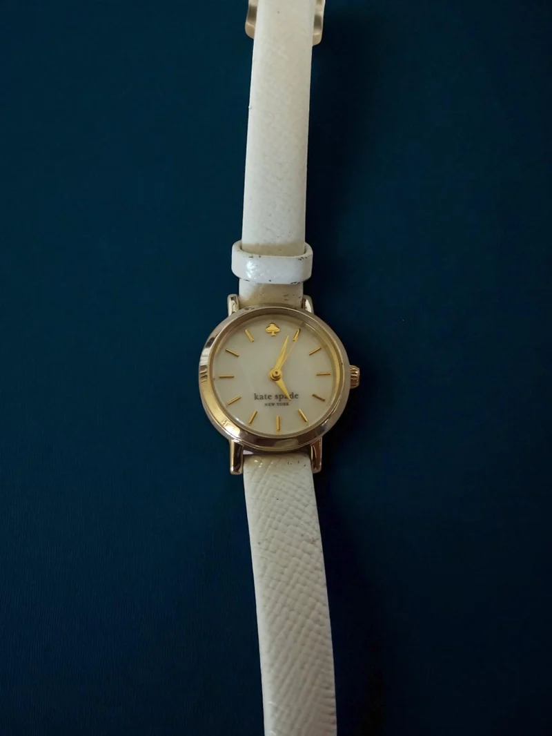 Montre femme Kate Spade New York vintage, bracelet blanc, rétro à pile