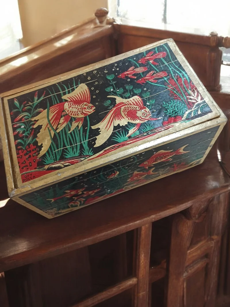 Boîte carton ancienne décor poissons signée Guy Rocca vintage rétro déco