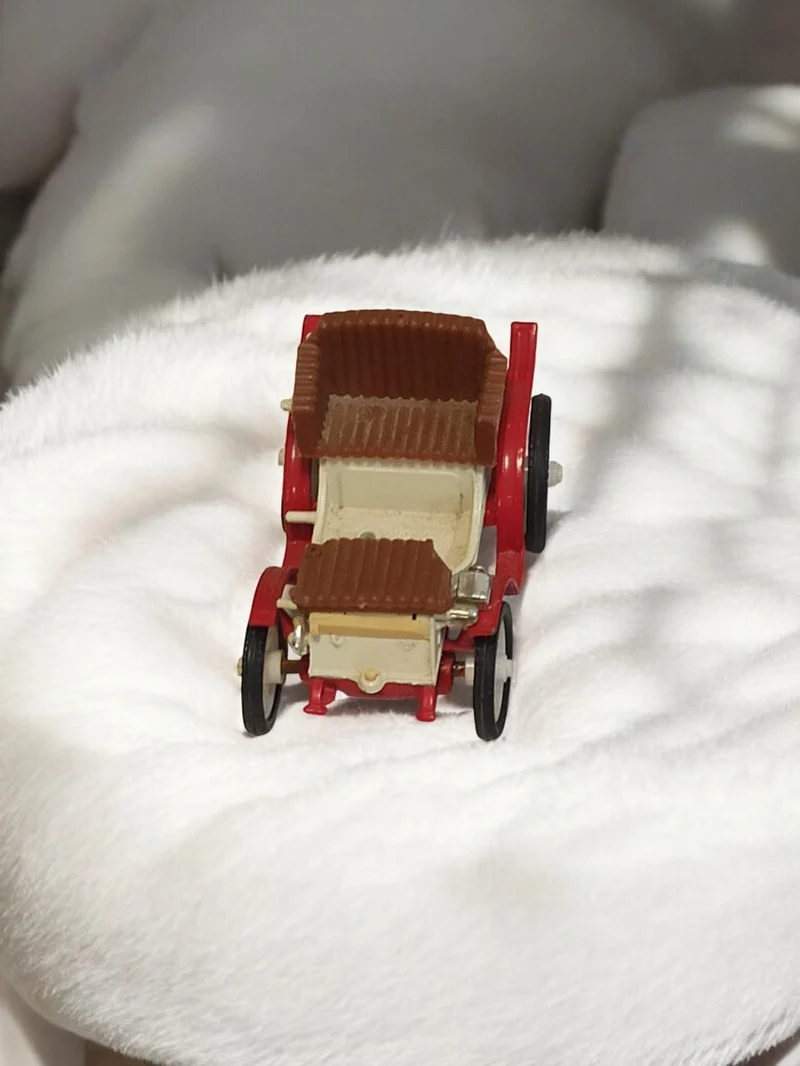 Véhicule miniature ancien, voiture rétro vintage, sièges marron, roues noires
