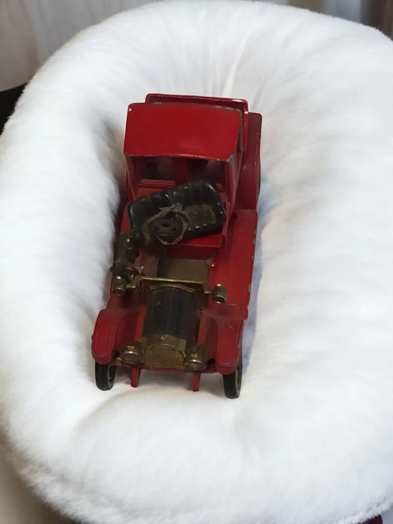 Véhicule miniature rétro ancien rouge, voiture vintage occasion, modèle décorati