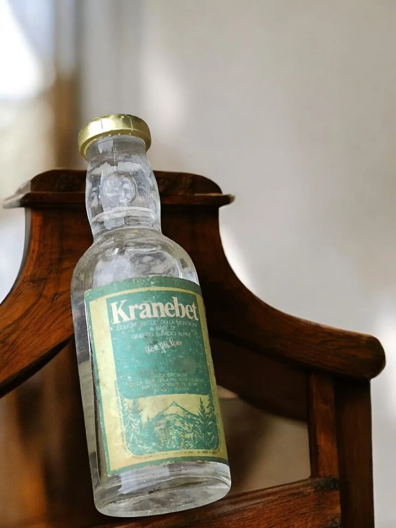 Mini bouteille ancienne Kranebet rétro, liqueur mignonette vintage décor vert