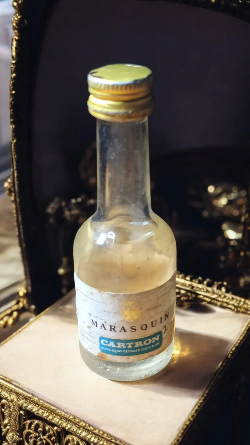 Mignonnette vintage liqueur Marasquin Cartron bouteille ancienne décor bar