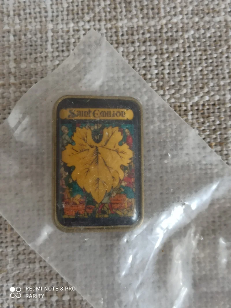 Pin's vintage rectangulaire Saint Emilion rétro France, motif feuille dorée