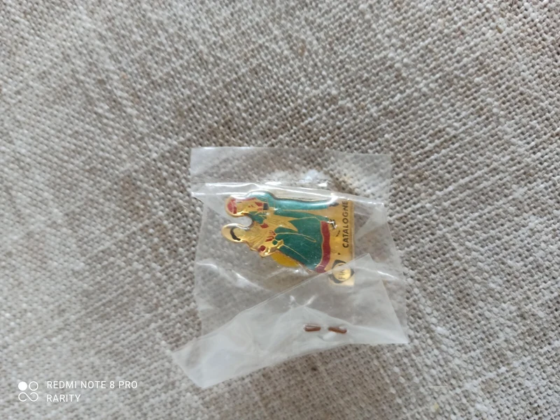 Pin's vintage Catalogne émaillé ? souvenir catalan, costume traditionnel