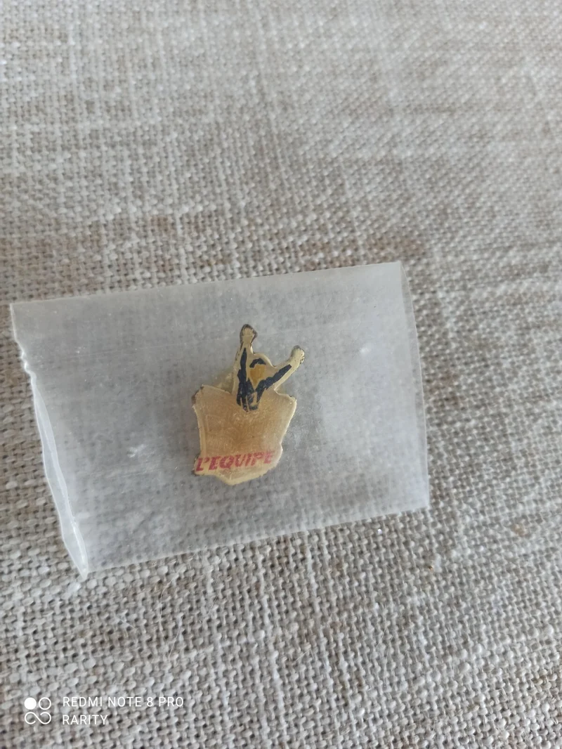 Pin's vintage L'Équipe football rétro badge ancien joueur doré