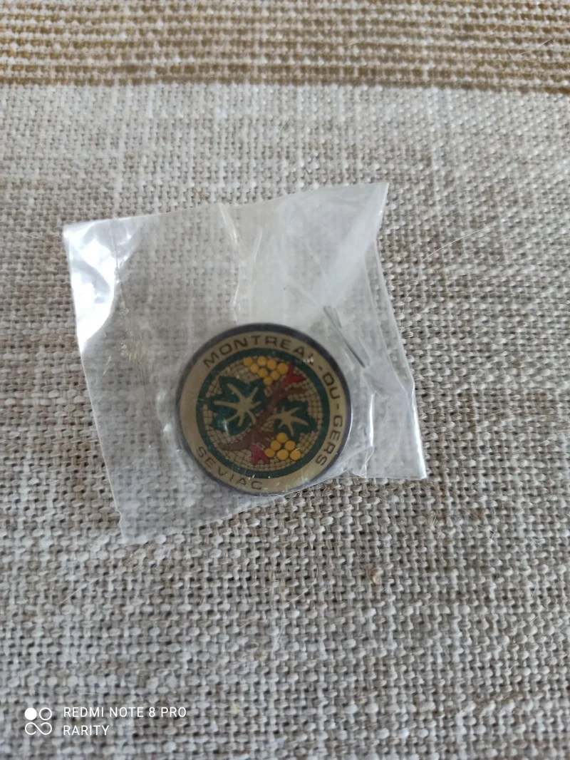 Pin's vintage Montréal du Gers SEVIAC ? édition rare, décor mosaïque couleur