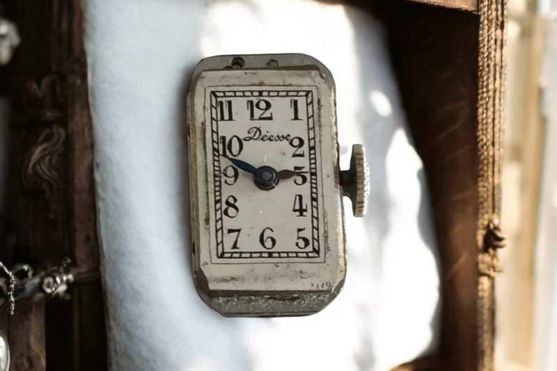 Montre rectangulaire Déesse Art Déco balancier actif cadran blanc