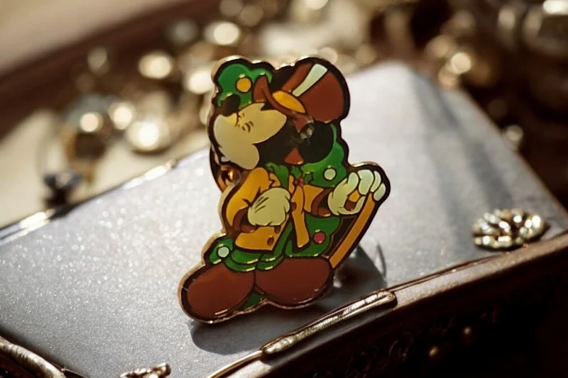 Pin's Disney Mickey Mouse Tokyo Disneyland, émail coloré, vintage rare