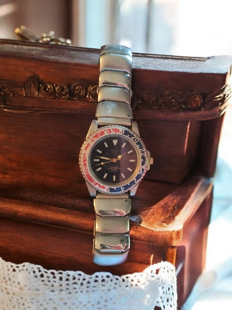 Montre vintage Majestic quartz, lunette bicolore, bracelet métal, années 80