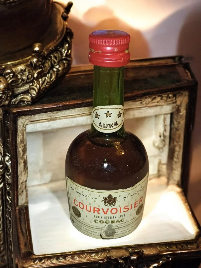 Mignonette Cognac Courvoisier 3 Étoiles Luxe ancienne bouteille vintage