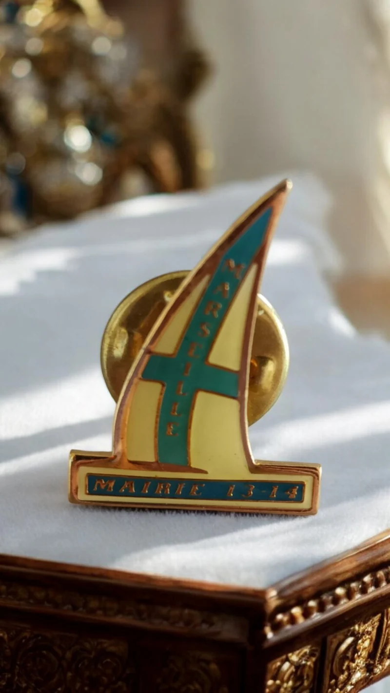Pin's vintage Marseille Mairie 13-14 voilier émaillé bleu jaune
