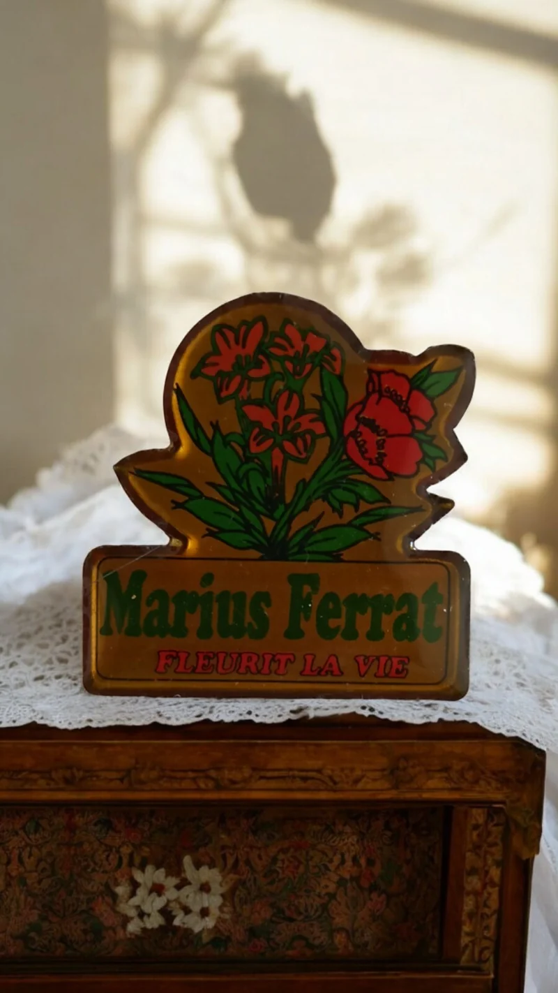 Plaque publicitaire vintage Marius Ferrat décor fleurs ? Fleurit la vie