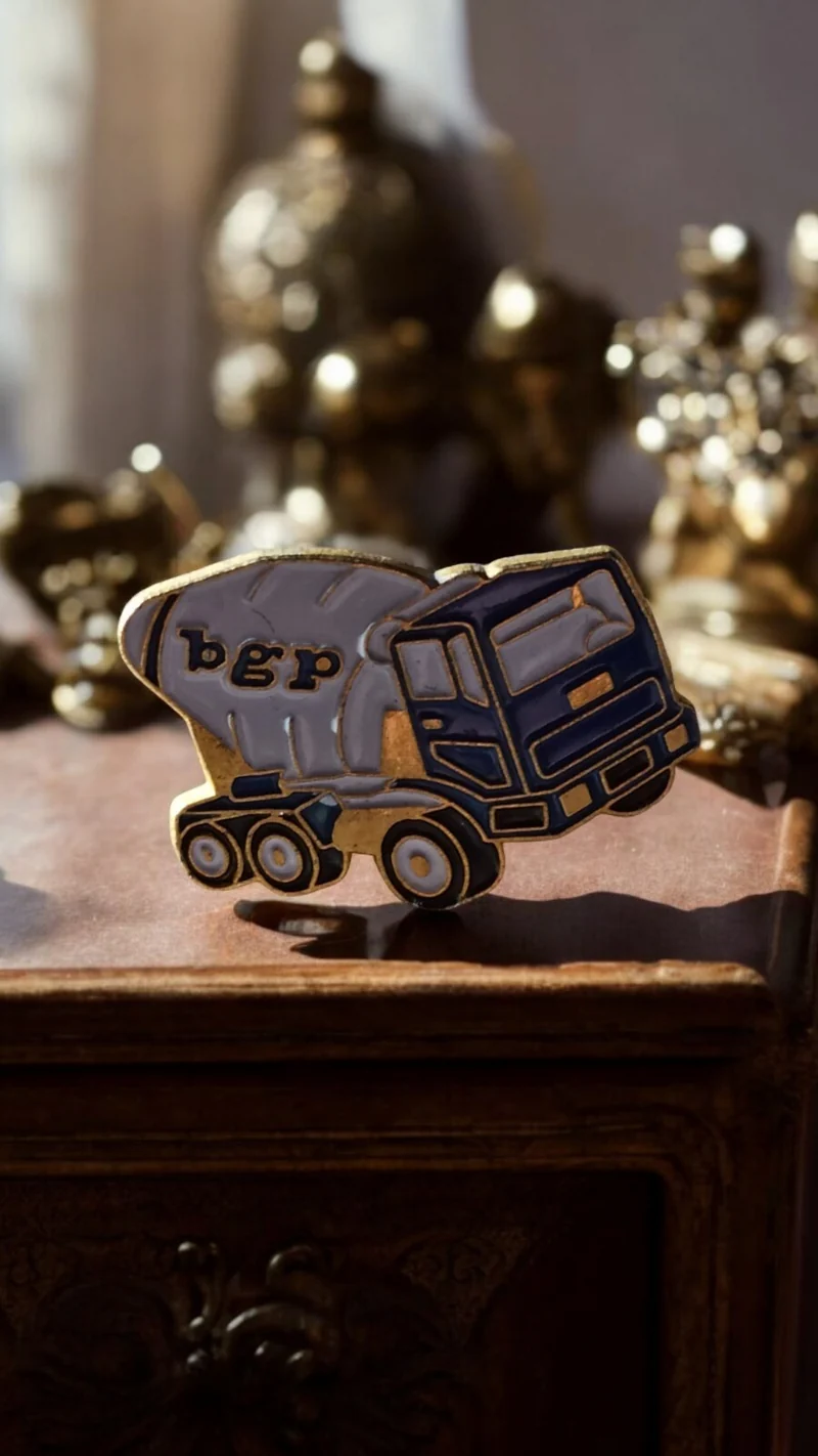 Pin's ancien camion toupie BGP bleu doré vintage, badge cimentier décoratif