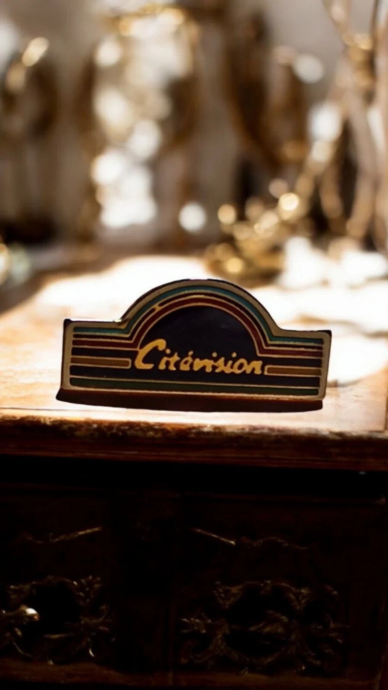 Pin's vintage Citévision logo Art déco, badge rare ancien publicitaire
