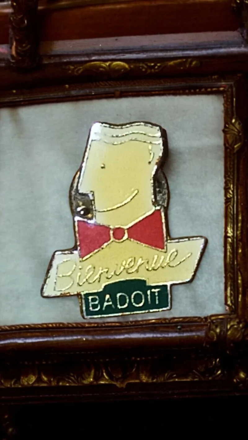 Pin's vintage Badoit serveur n?ud papillon années 80 édition limitée