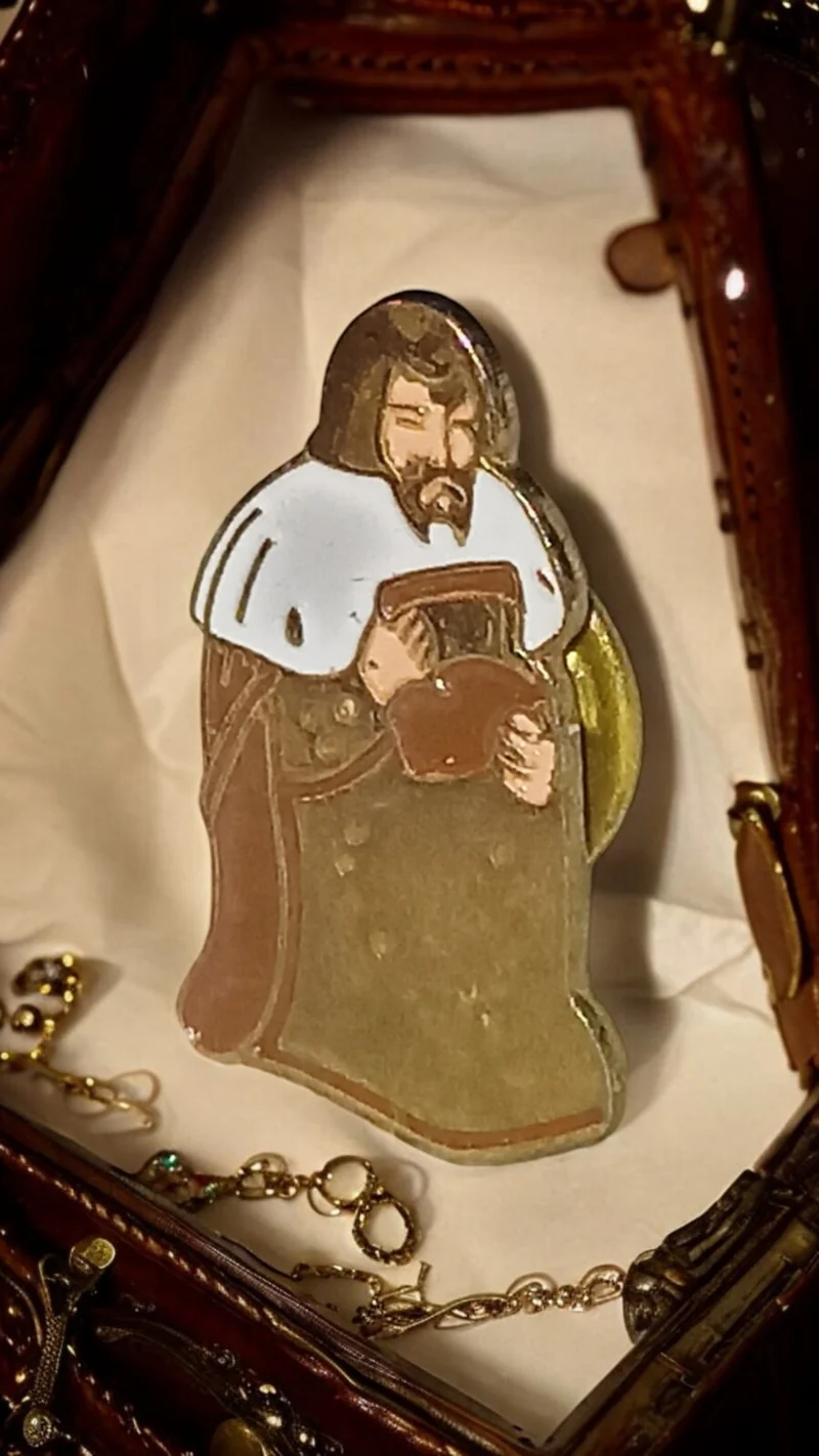 Pin's vintage Roi Mage émaillé ? Buste barbu manteau doré rare