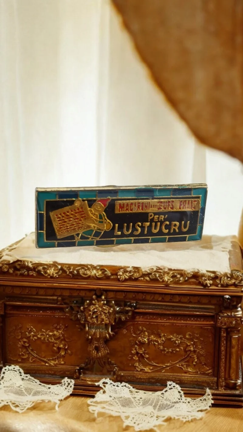 Pin's Lustucru Vintage ancien ? Collection publicitaire rare, bleu doré