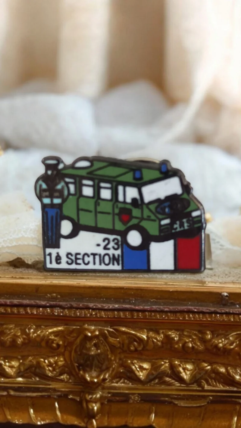 Pin's militaire vintage France 1ère Section véhicule 23 rétro tricolore