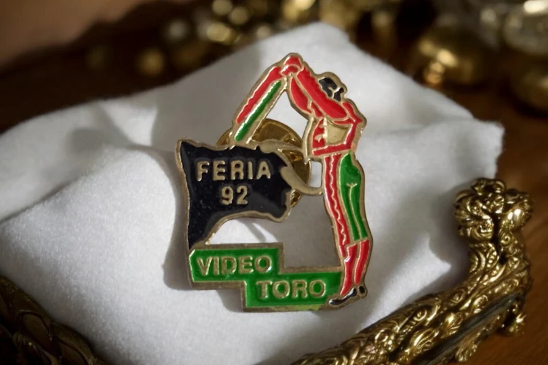 Pin's Feria 92 Espagne matador émaillé VIDEO TORO vintage souvenir taureau