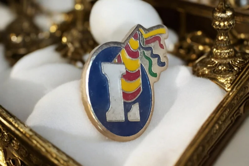 Pin's vintage Leclerc logo bleu fête 80s badge émaillé ancien multicolore