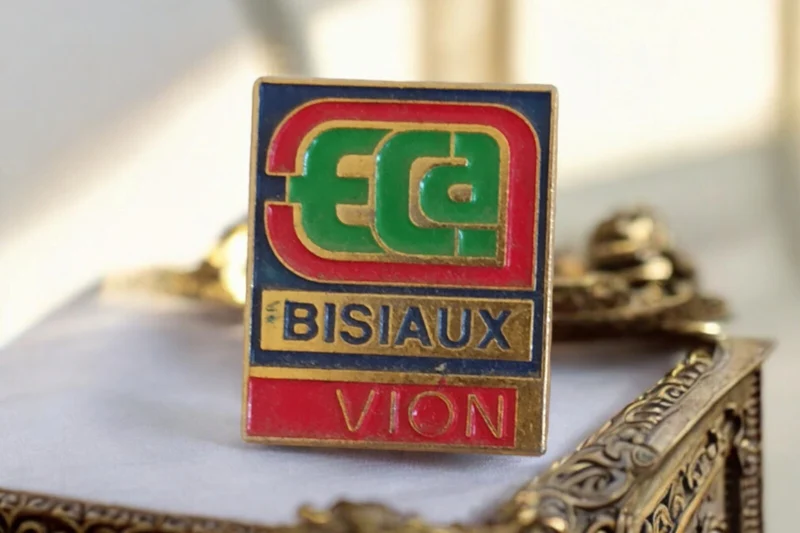 Pin's vintage ECA Bisiaux Vion années 90 rétro France badge émaillé